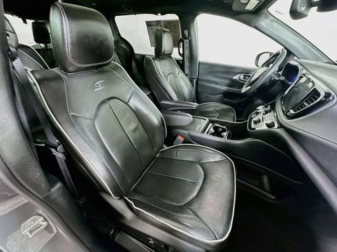 Used 2025 Chrysler Pacifica Limited FWD image 35