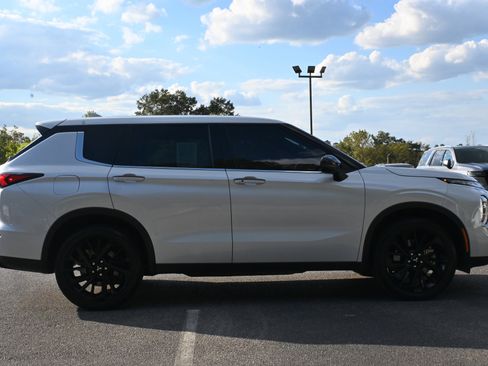 Used 2023 Mitsubishi Outlander SE image 10