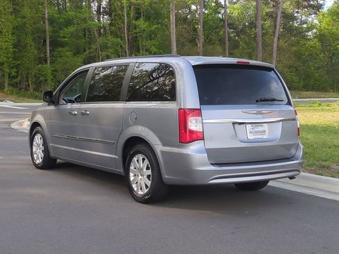 Used 2015 Chrysler Town & Country Touring w/ Driver Convenience Group FWD image 11