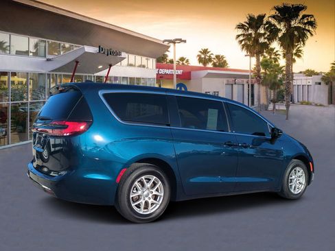 Certified 2025 Chrysler Pacifica Select image 3