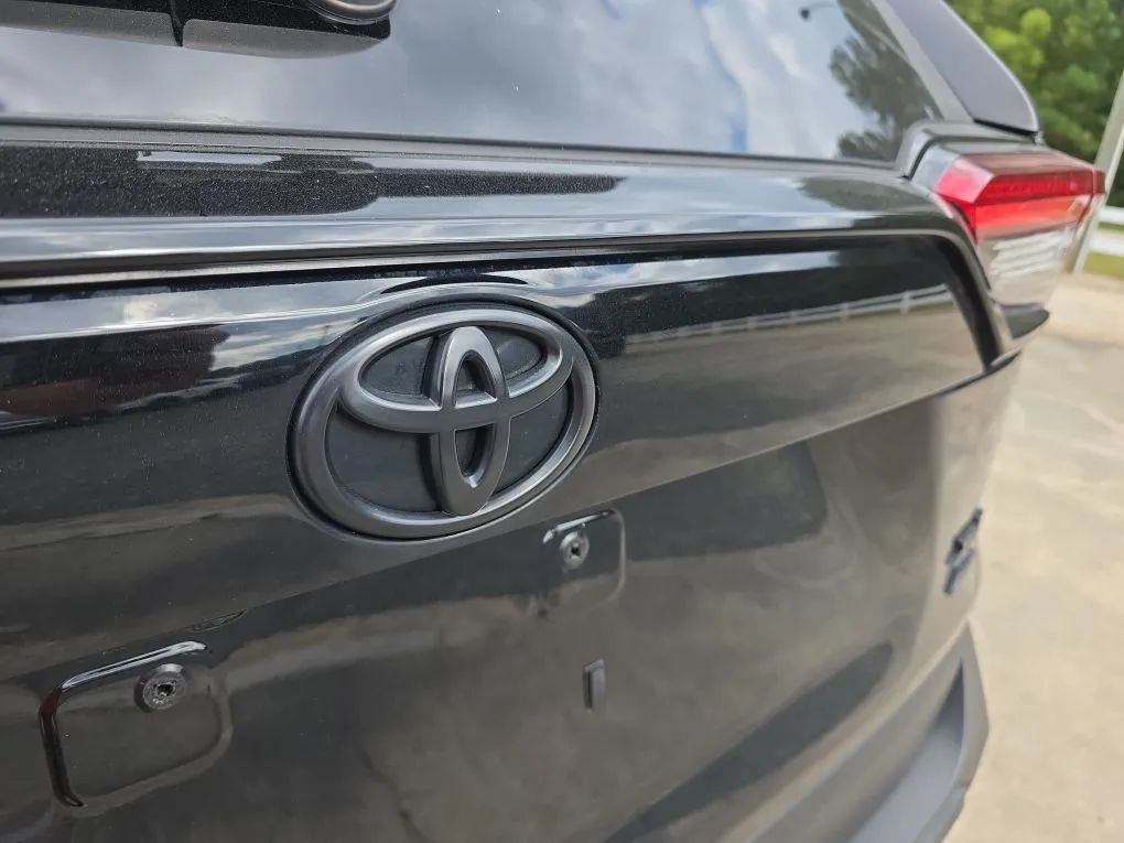 Used 2021 Toyota RAV4 XLE Premium AWD/4WD image 10