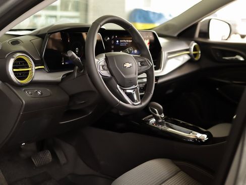 Used 2025 Chevrolet Trax LT w/ Driver Confidence Package image 9