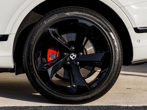 Used 2025 Bentley Bentayga image 17