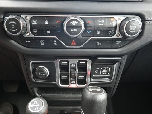 Used 2025 Jeep Wrangler Unlimited Sahara AWD/4WD image 14