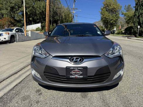 Used 2017 Hyundai Veloster image 2