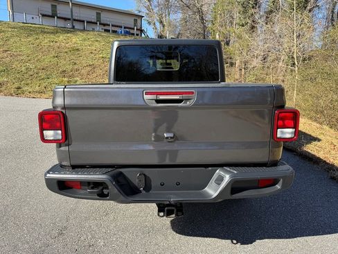 Used 2022 Jeep Gladiator Sport image 7