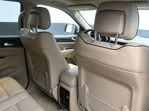 Used 2020 Jeep Grand Cherokee Overland AWD/4WD image 11