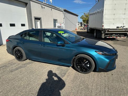 Used 2025 Toyota Camry SE image 1