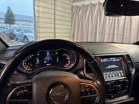 Used 2018 Jeep Grand Cherokee Laredo image 22