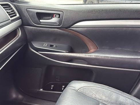 Used 2017 Toyota Highlander FWD V6 image 22