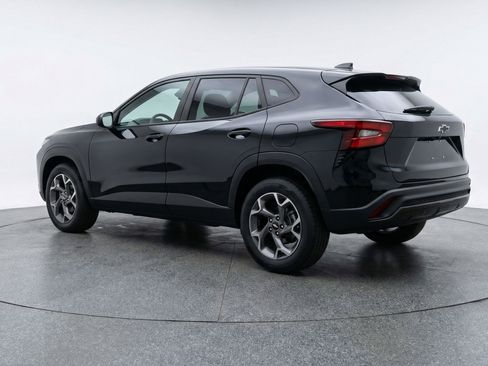 Used 2025 Chevrolet Trax LT FWD image 6
