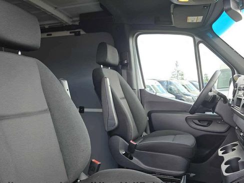 Used 2025 Mercedes-Benz Sprinter 2500 image 12