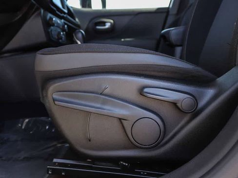 Used 2023 Jeep Renegade Latitude AWD/4WD image 20