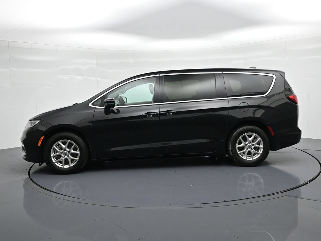 Used 2023 Chrysler Pacifica Touring-L FWD image 9