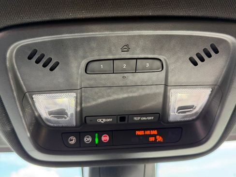 Used 2023 Chevrolet Traverse LT w/ Rear Camera Mirror Package AWD/4WD image 15
