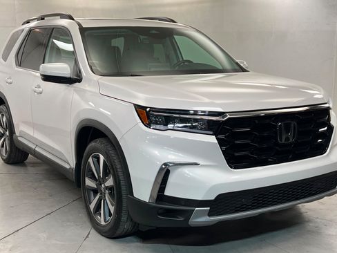Used 2025 Honda Pilot Touring image 8