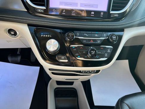 Certified 2022 Chrysler Pacifica Touring-L image 14