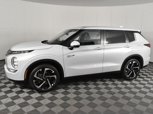 Used 2024 Mitsubishi Outlander SE image 9