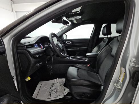 Used 2024 Jeep Compass Latitude w/ Convenience Group AWD/4WD image 6