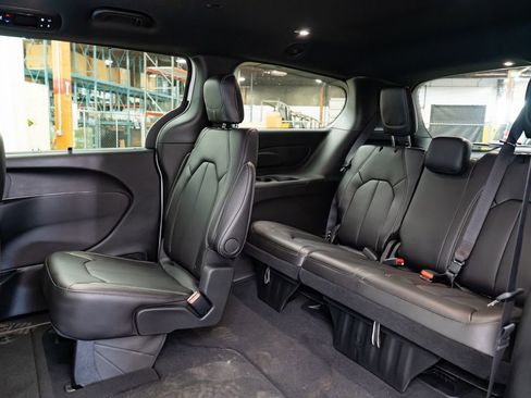 New 2026 Chrysler Pacifica Select AWD/4WD image 23