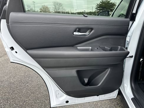 New 2025 Nissan Pathfinder Platinum image 23