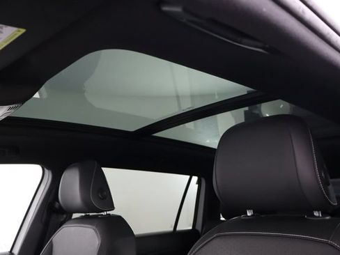Used 2023 Volkswagen Tiguan SE R-Line FWD image 33