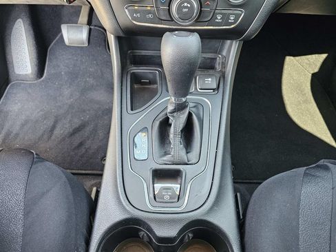 Used 2021 Jeep Cherokee Latitude FWD image 30
