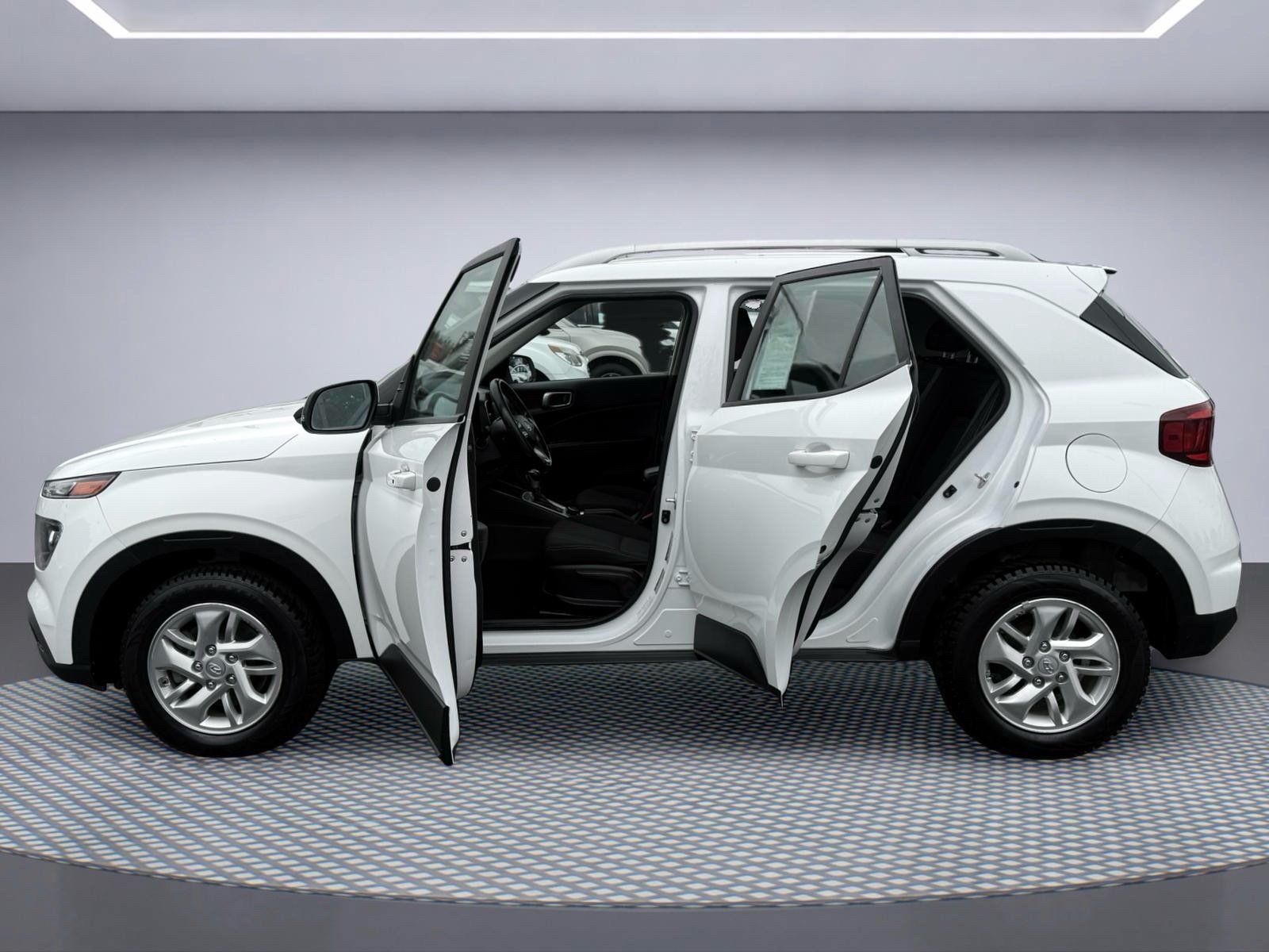 Used 2021 Hyundai Venue FWD image 6