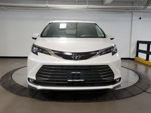 Used 2026 Toyota Sienna XLE AWD/4WD image 2