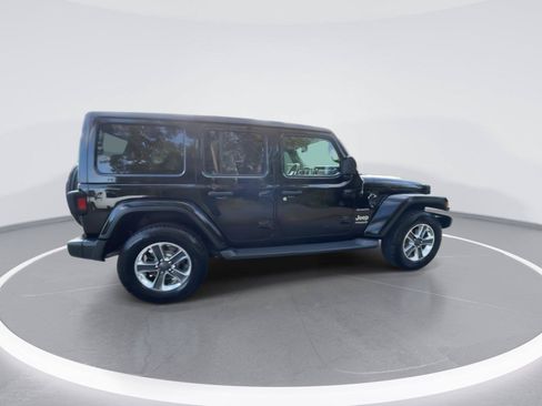 Used 2018 Jeep Wrangler Unlimited Sahara AWD/4WD image 4