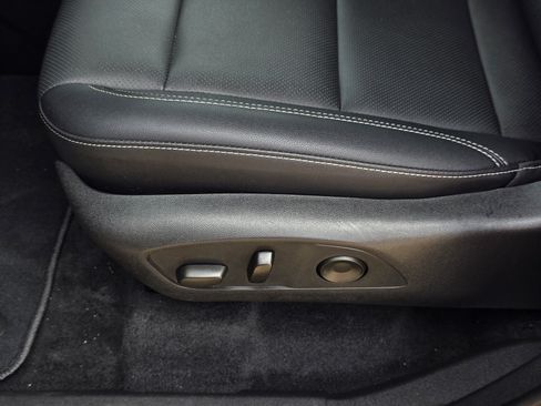 Used 2025 Chevrolet Traverse LT FWD image 24