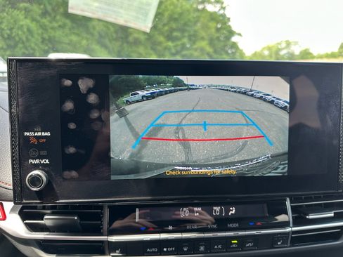 Used 2025 Toyota Sienna LE AWD/4WD image 26