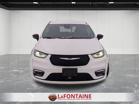 Used 2024 Chrysler Pacifica Touring-L image 8