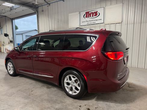 Used 2017 Chrysler Pacifica Touring-L Plus FWD image 12