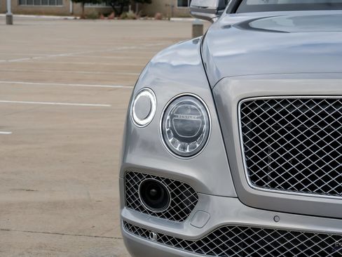 Used 2020 Bentley Bentayga Plug-In Hybrid AWD/4WD image 25