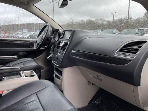 Used 2016 Chrysler Town & Country Touring image 26