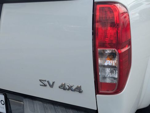 Used 2015 Nissan Frontier SV w/ SV Value Truck Package AWD/4WD image 5