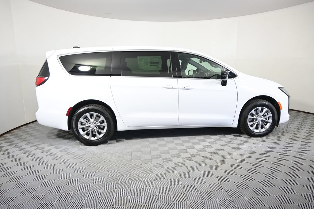 New 2027 Chrysler Pacifica Select AWD/4WD image 7