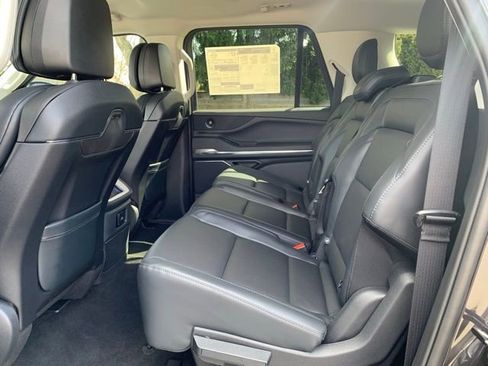New 2026 Lincoln Navigator L Premier AWD/4WD image 17