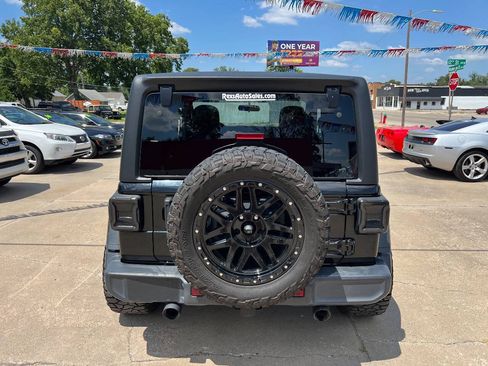 Used 2018 Jeep Wrangler Rubicon AWD/4WD image 6