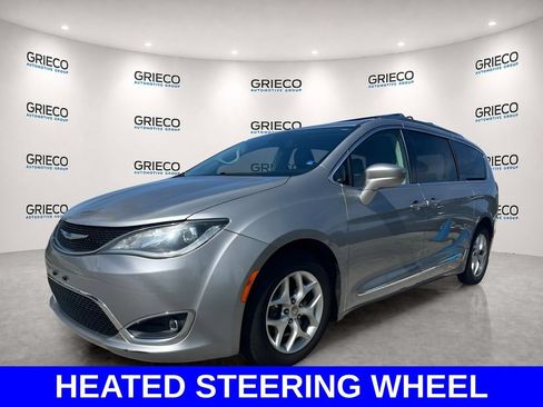 Used 2020 Chrysler Pacifica Touring-L w/ Tire & Wheel Group FWD image 4