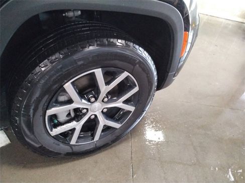 Used 2023 Jeep Grand Cherokee Limited w/ Luxury Tech Group II image 18