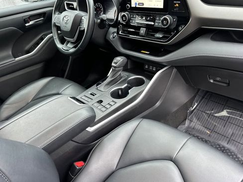 Used 2023 Toyota Highlander XLE image 17