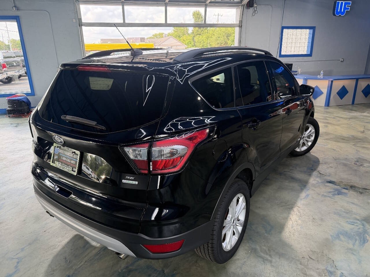 Used 2017 Ford Escape SE FWD image 2
