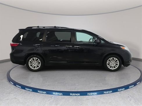 Used 2017 Toyota Sienna XLE Premium image 5
