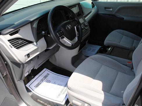 Used 2015 Toyota Sienna LE image 6