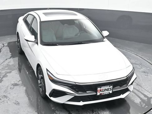 Used 2025 Hyundai Elantra Limited FWD image 42