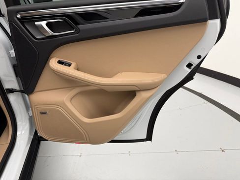 Used 2025 Porsche Macan image 43