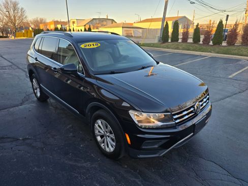 Used 2018 Volkswagen Tiguan SE w/ Panoramic Sunroof Package image 9