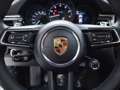 Certified 2025 Porsche Macan image 14